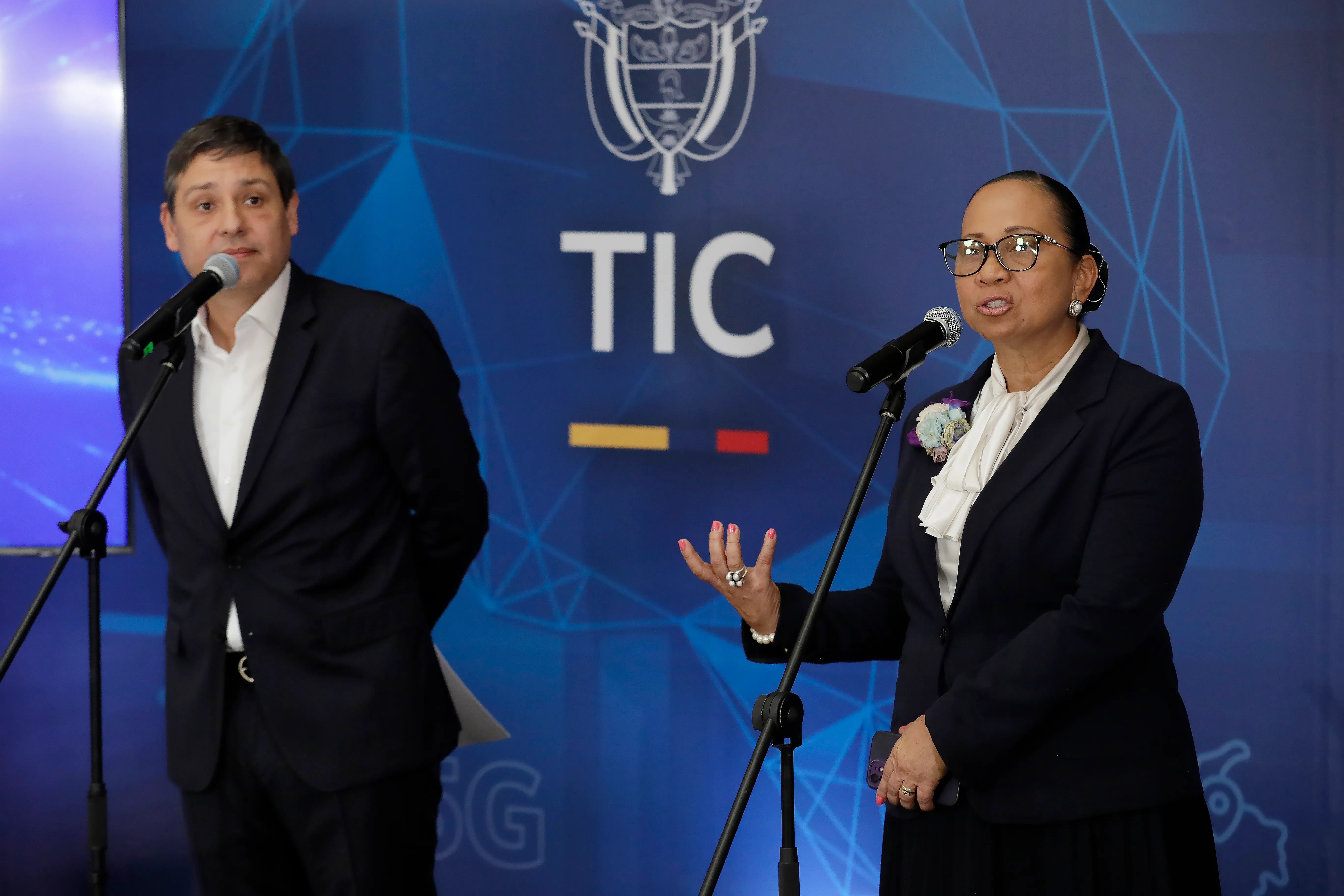 La viceministra colombiana de Asuntos Multilaterales, Elizabeth Taylor Jay(d), habla durante una rueda de prensa, este martes, en Bogotá (Colombia)
