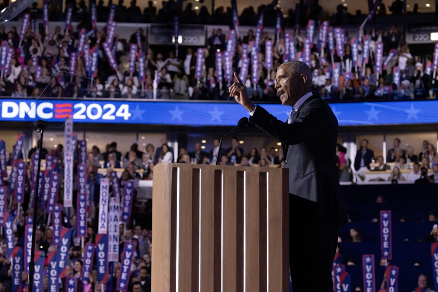 El expresidente estadounidense Barack Obama habla durante la segunda noche de la Convención Nacional Demócrata (DNC) en el United Center en Chicago, Illinois (EE.UU.).