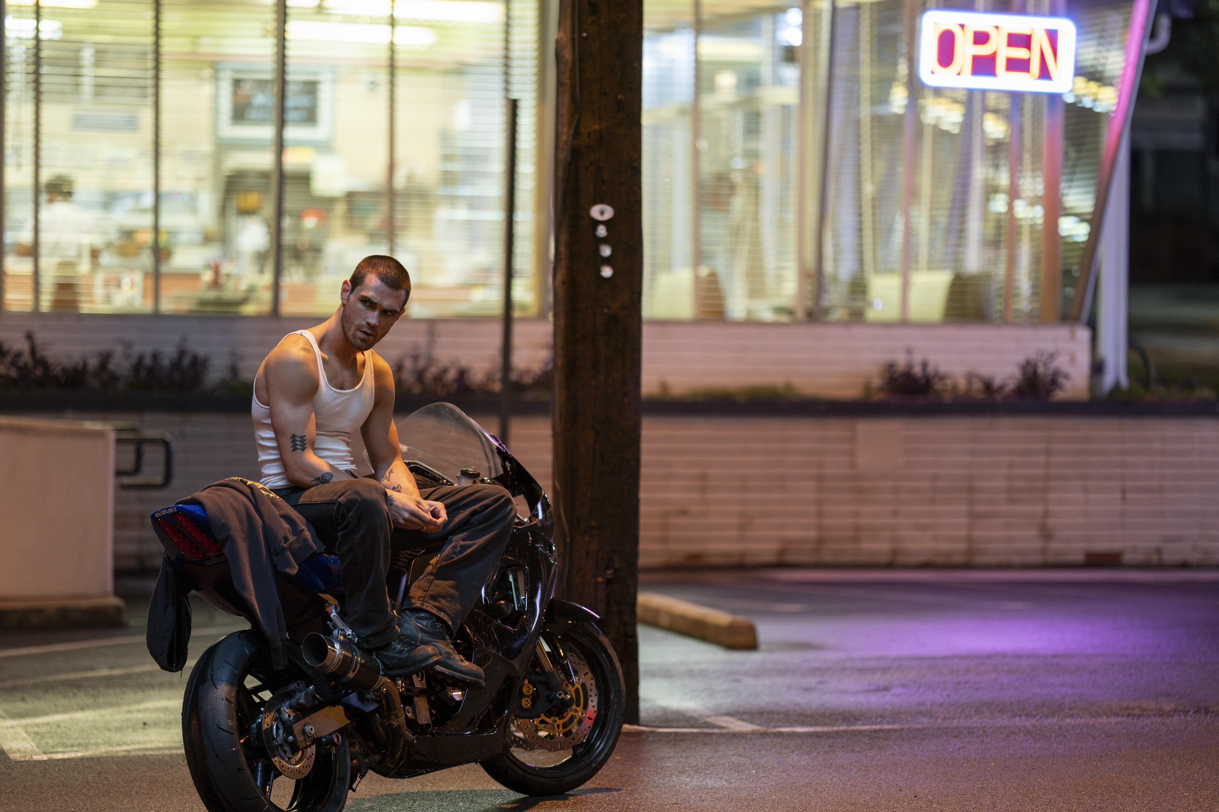 Fotografía cedida por Prime Video de una escena de la serie 'One Fast Move' donde aparece el actor KJ Apa interpretando a Wes Neal. EFE/ Prime Video