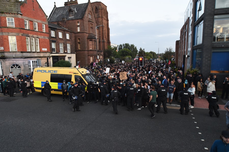 Manifestantes antirracistas se reúnen frente al Centro de Refugiados de Merseyside en Liverpool