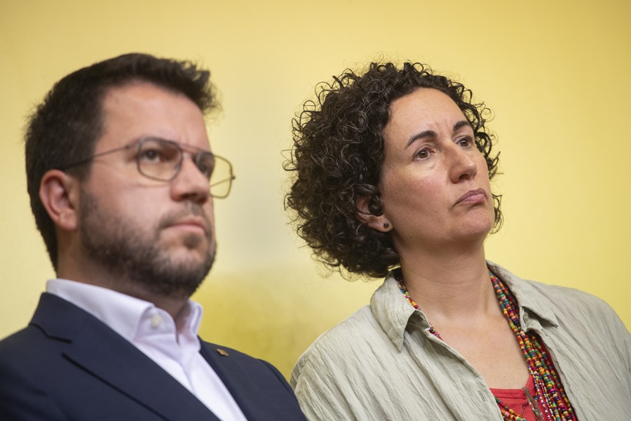 La secretaria general de Esquerra, Marta Rovira (d), junto a el presidente de la Generalitat, Pere Aragonés, en unaa rueda de prensa.