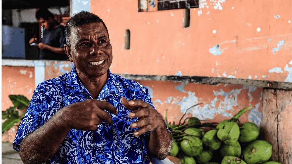 Fotografía del 12 de agosto de 2024 de Mario Habana Martínez, quien tiene 41 años viviendo y trabajando en Playa Bonfil, durante una entrevista con EFE en el balneario de Acapulco en el estado de GUerrero (México).