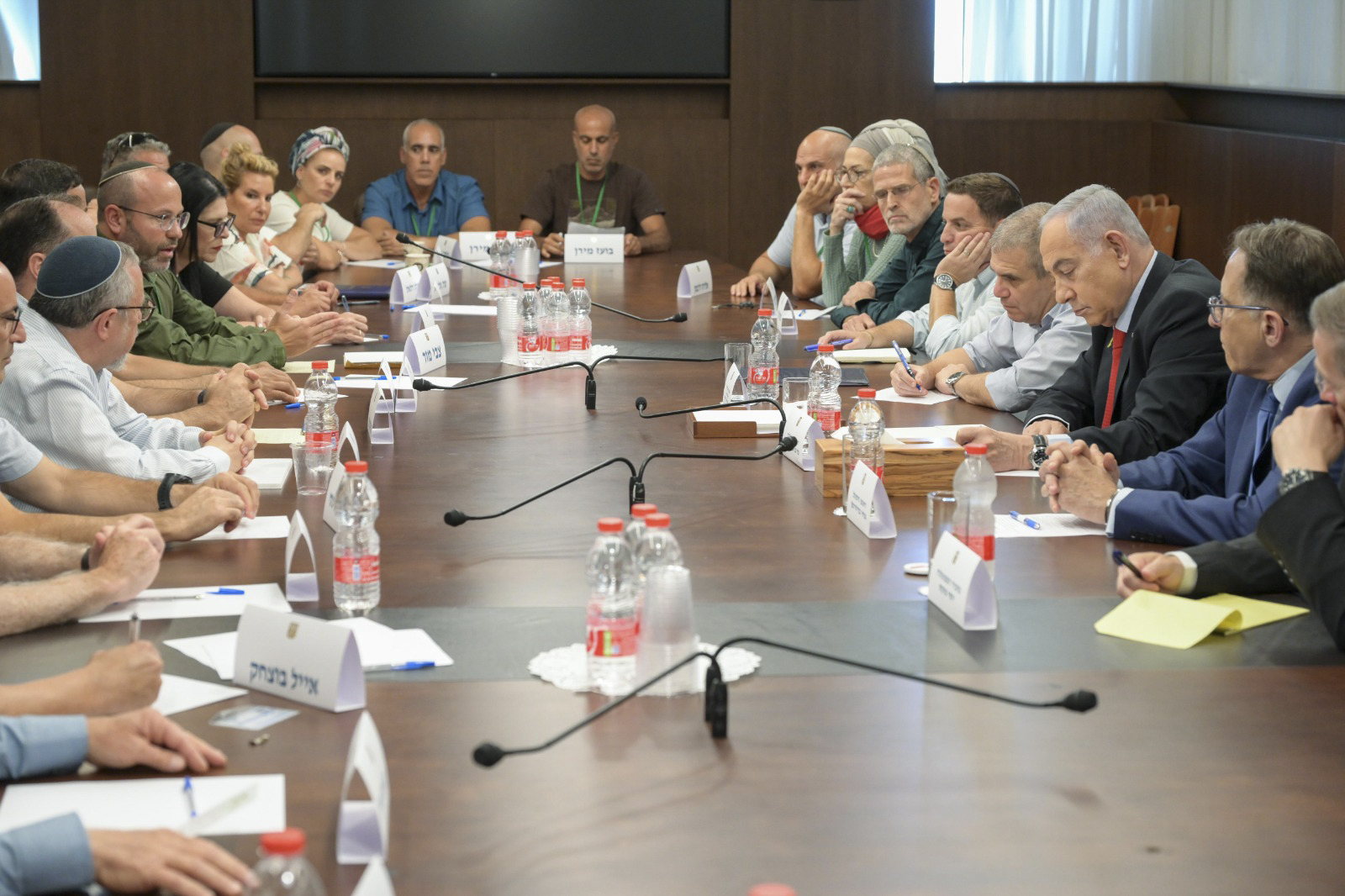 El primer ministro de Israel, Benjamin Netanyahu, este martes en la Oficina del Primer Ministro en Jerusalén, donde se reúne con representantes de los foros Gevura y Tikva