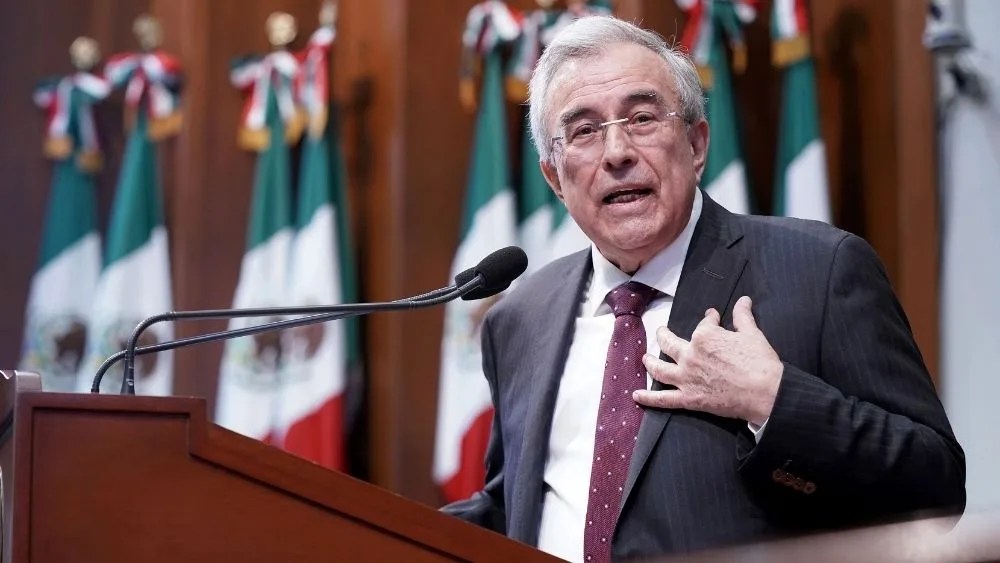 Fotografía de archivo fechada el 25 de febrero de 2022 que muestra al gobernador de Sinaloa, Rubén Rocha Moya, mientras participa en un acto protocolario en Culiacán, Sinaloa (México).