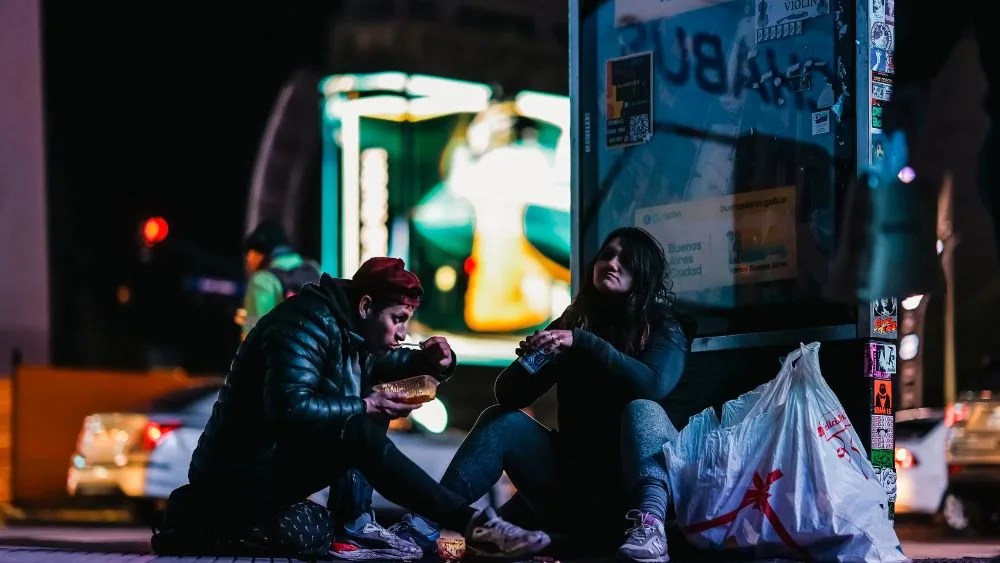 Habitantes de calle reciben alimentos frente al obelisco este viernes, en Buenos Aires (Argentina). EFE/ Juan Ignacio Roncoroni