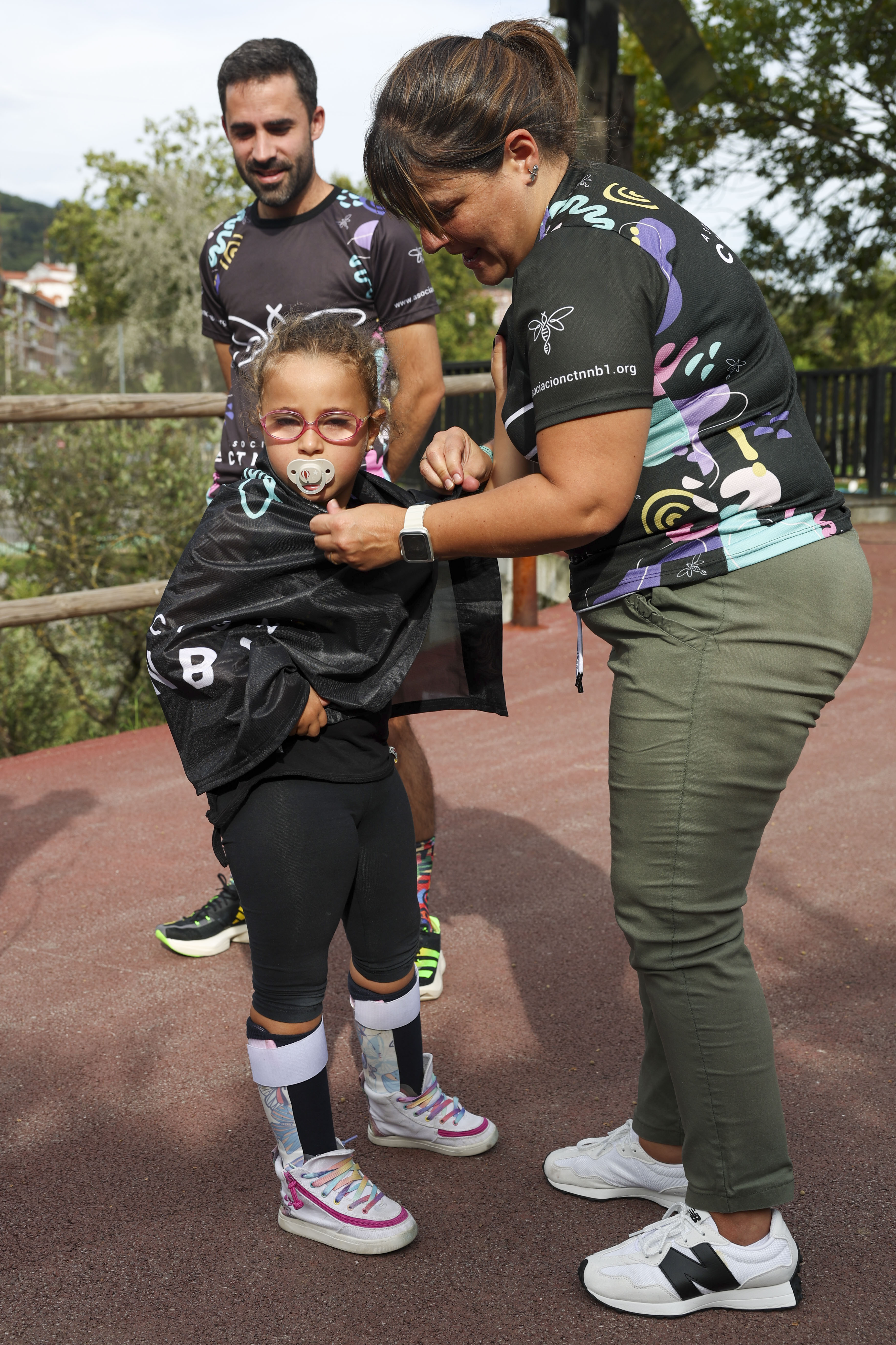 El corredor vizcaíno Yeray González, junto a Paula y su madre Estíbaliz Martín durante la entrevista, el corredor prepara un reto para el que se prepara estos días: correr doce maratones en doce meses para dar visibilidad a la investigación en terapia genética que ha abierto una ventana a la esperanza para los niños con mutaciones del gen CTNNB1, una enfermedad rara aún sin cura. EFE/Luis Tejido