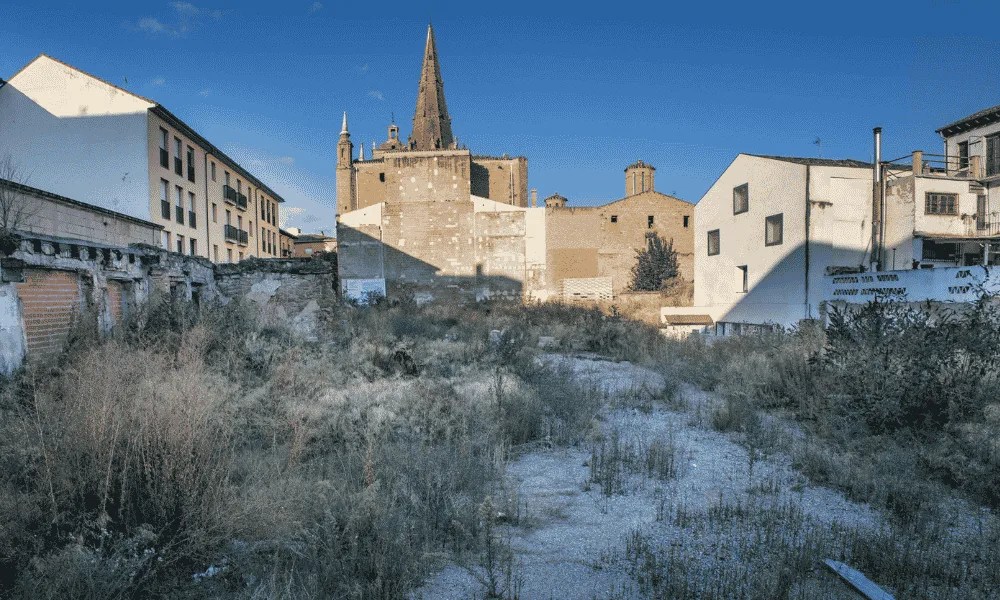 Parcela en el Casco Antiguo donde se iba a construir la nueva sede Bosonit.