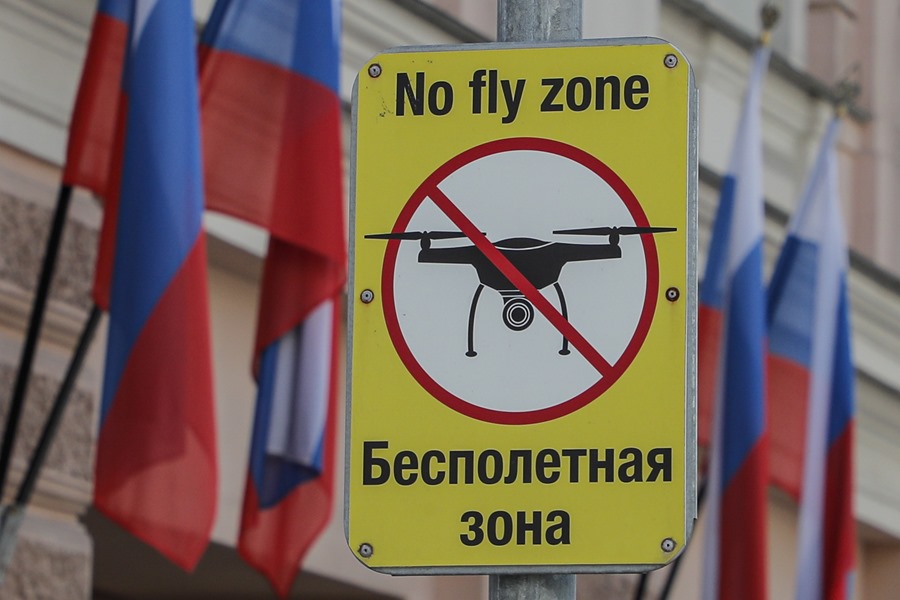 un cartel de "Zona prohibida para drones" en Moscú