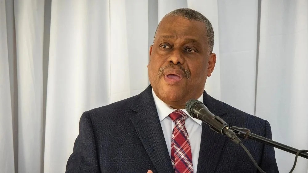 Fotografía de archivo del 12 de junio de 2024 del primer ministro de Haití, Garry Conille, hablando durante la posesión de su cargo, en Puerto Príncipe (Haití).