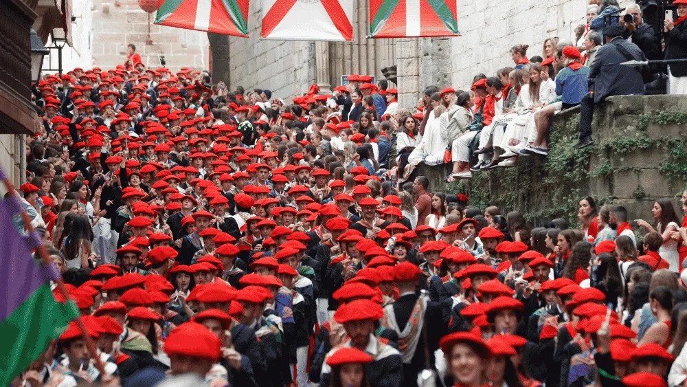 Imagen de la compañía mixta Jaizkibel, desfila en las fiestas de Hondarribia.