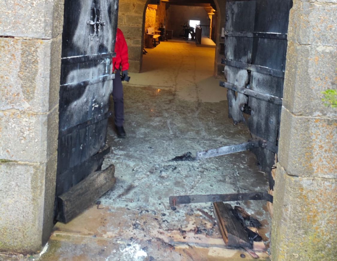 Imagen cedida del estado de la puerta del Santuario de San Miguel de Aralar tras el incendio provocado