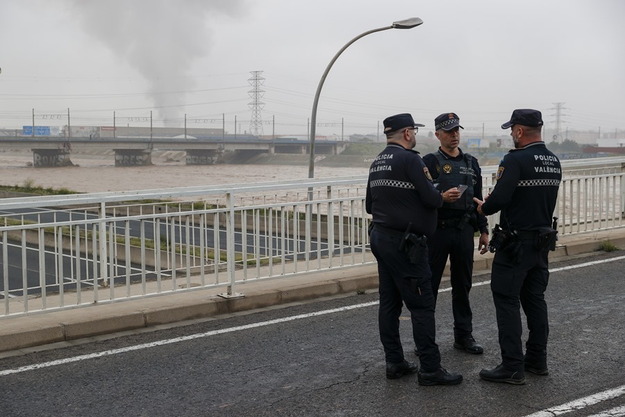 Agentes de la Policía Local mantienen cortado el puente de acceso sobre el nuevo cauce del Turia