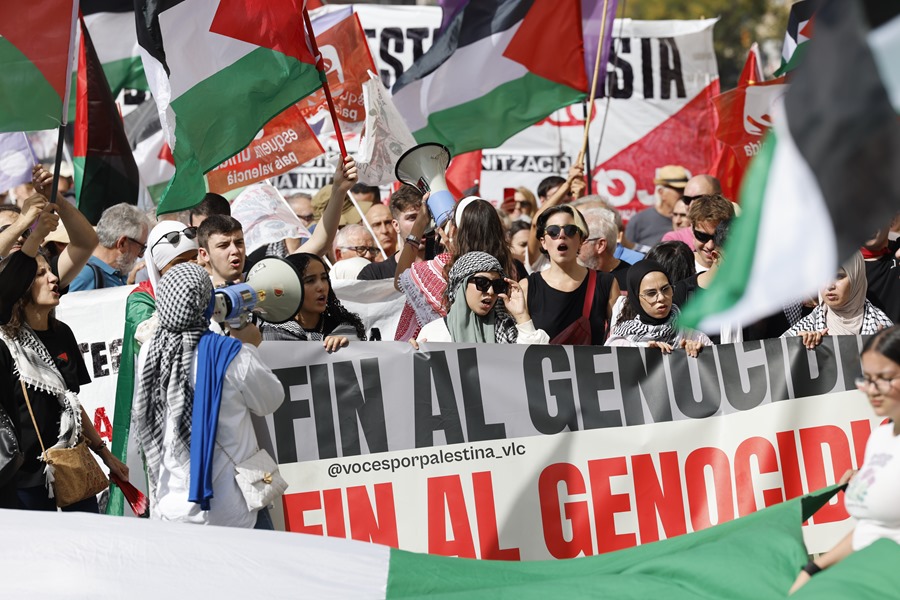 Manifestación bajo el lema "1 año de genocidio en Palestina. Fin al comercio de armas y a las relaciones con Israel".
