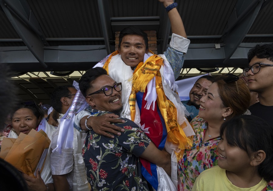 Nima Rinji Sherpa, tras alcanzar la la cima del monte Shishapangma.