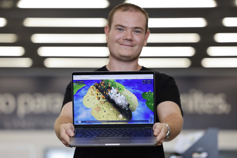 El creador del videojuego 'Eutopía', de la empresa valenciana Zynergic, Ernesto Buñuel