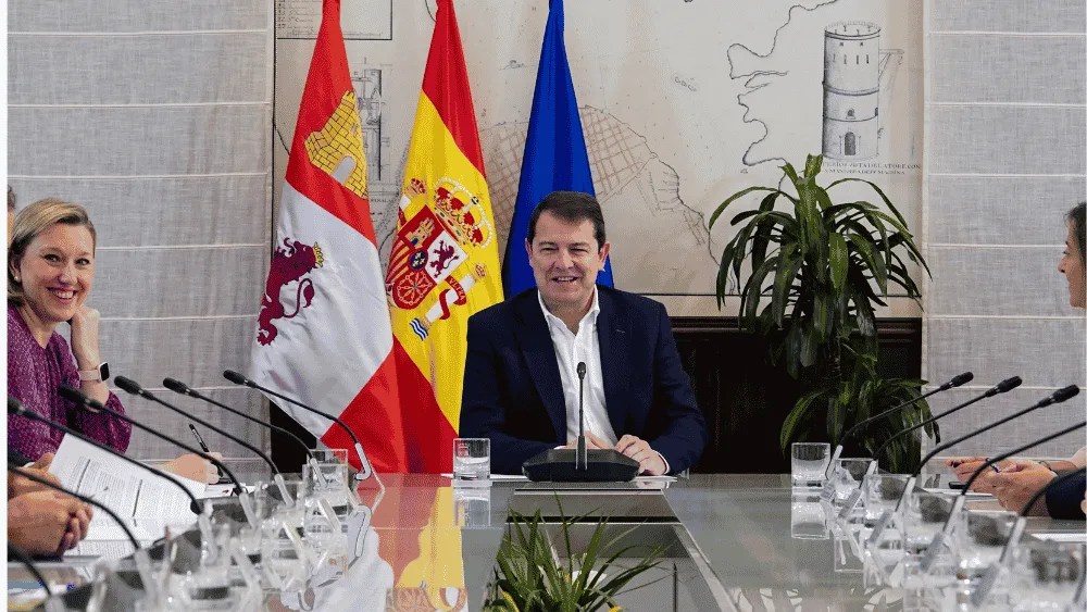 Imagen del presidente de la Junta de Castilla y León, Alfonso Fernández Mañueco (c), mantiene un encuentro con asociaciones y entidades de inclusión social de la Comunidad.