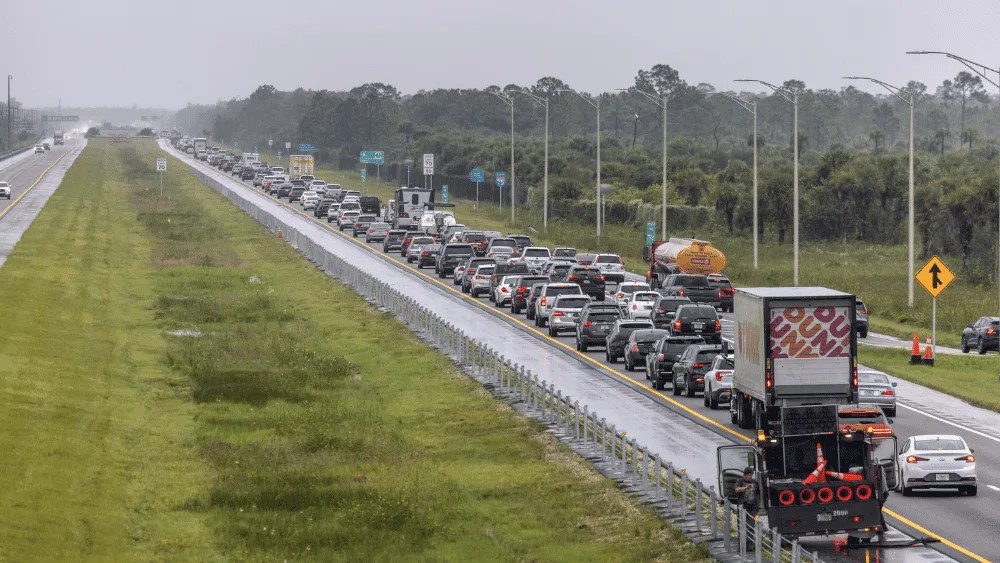 Atasco de gente huyendo del huracán Milton.