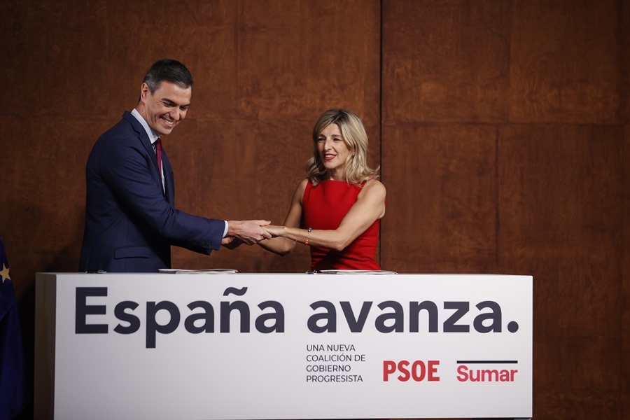 Yolanda Díaz y Pedro Sánchez, tras el acuerdo para formar Gobierno en Madrid