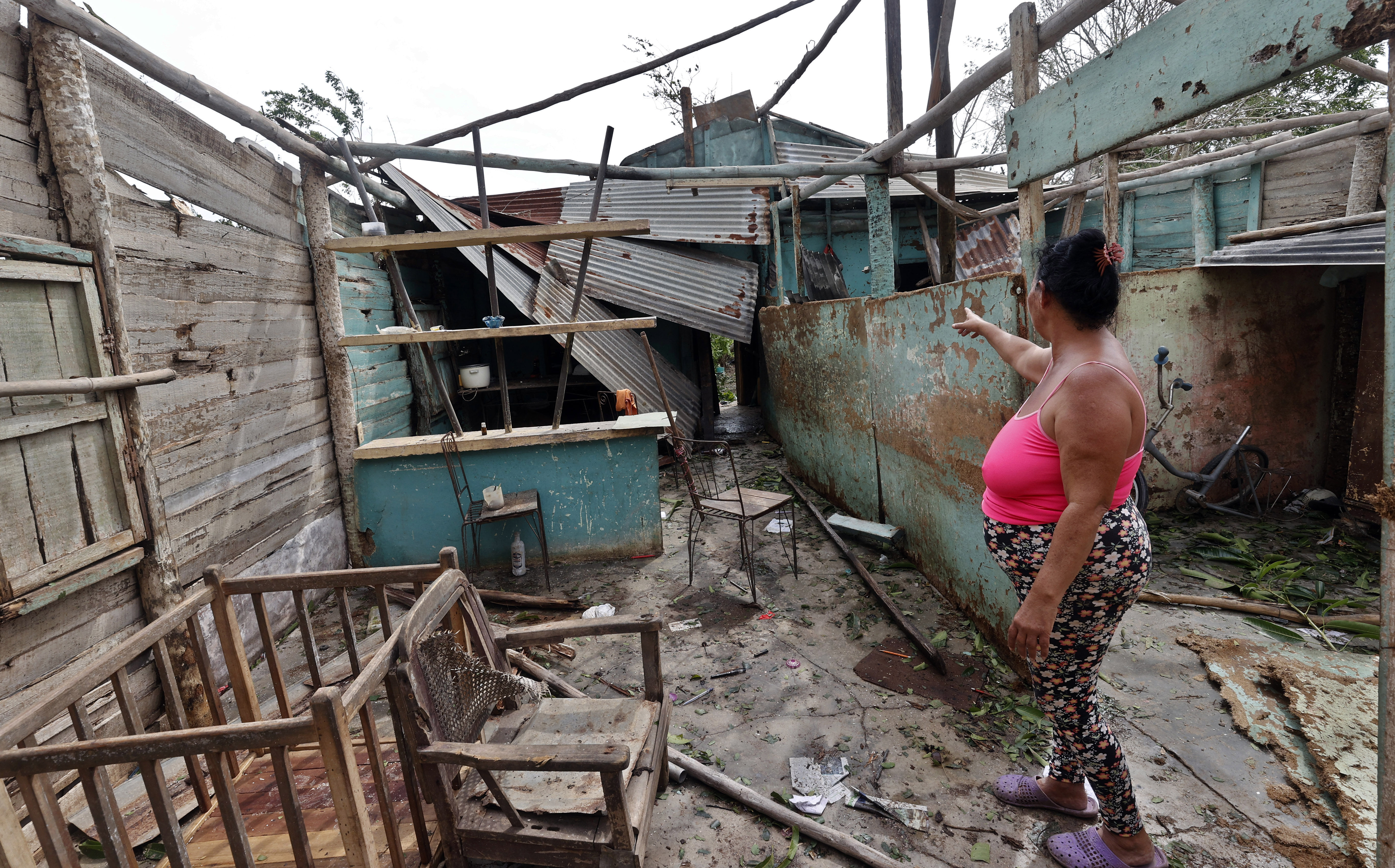 Una mujer observa su vivienda destrozada tras el paso del huracán Rafael, el 7 de noviembre de 2024, en la provincia de Artemisa (Cuba). EFE/ Ernesto Mastrascusa