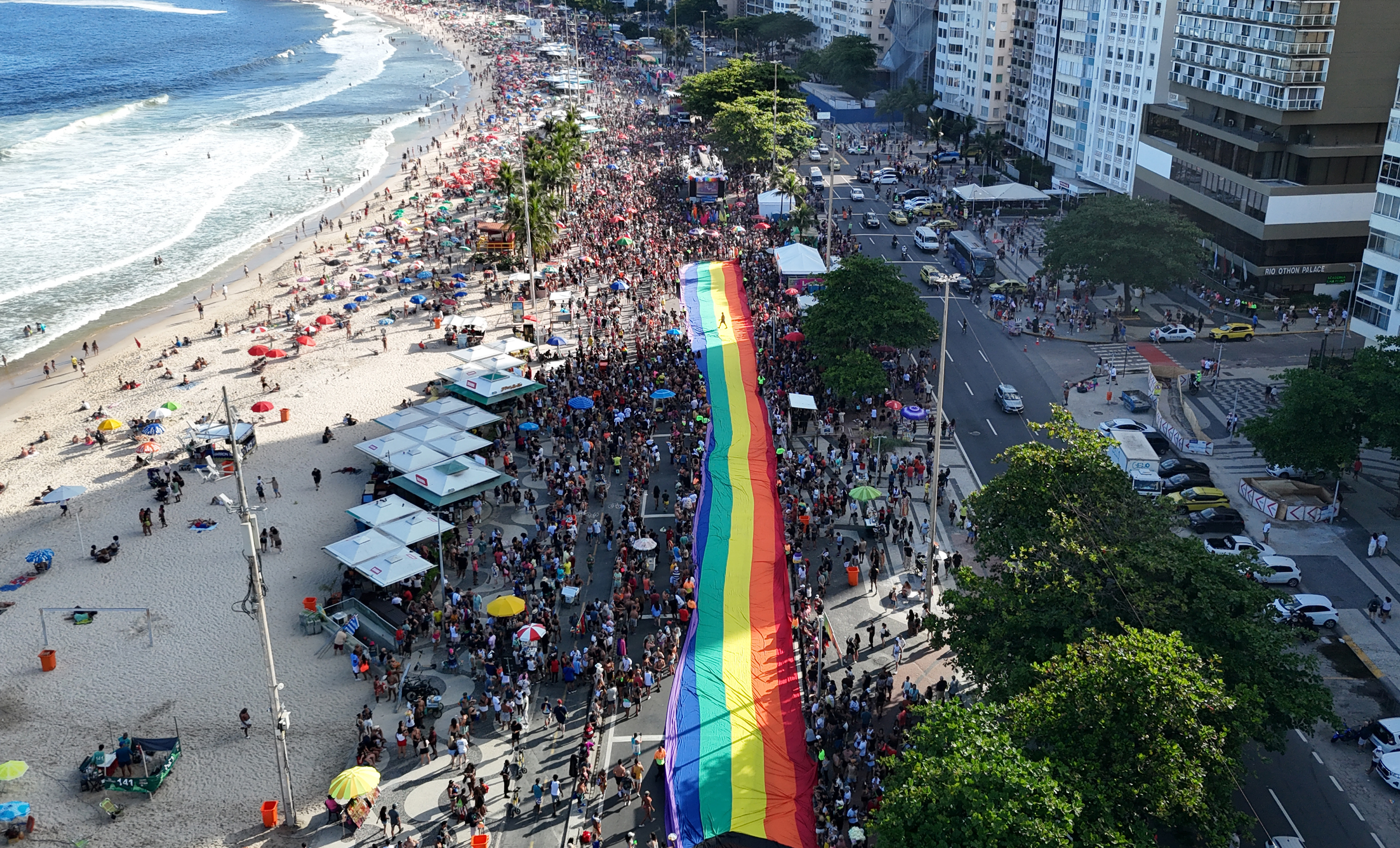 Fotografía tomada con drone del 'Desfile del Orgullo LGBTIQ+' este domingo en playa de Copacabana, Río de Janeiro (Brasil). EFE/ Antonio Lacerda