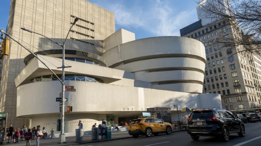 Fotografía de la entrada del Museo Guggenheim, en la Quinta Avenida de Nueva York (Estados Unidos). EFE/ Ángel Colmenares