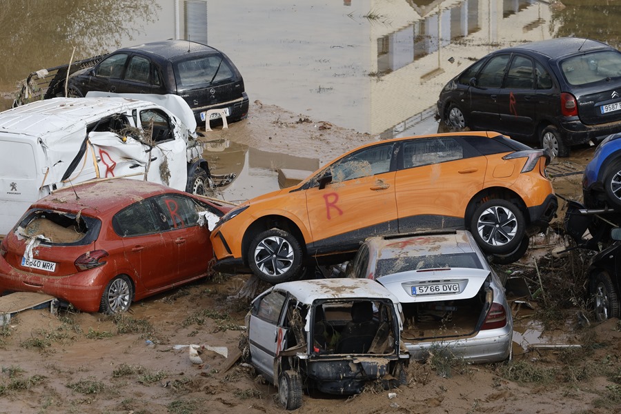 Coches marcados con una "R" en la localidad de Alfafar