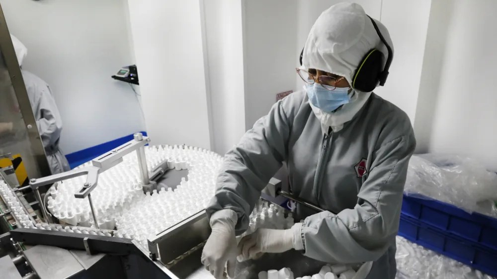 Proceso de fabricación y empaquetamiento de medicamentos en una planta farmacéutica