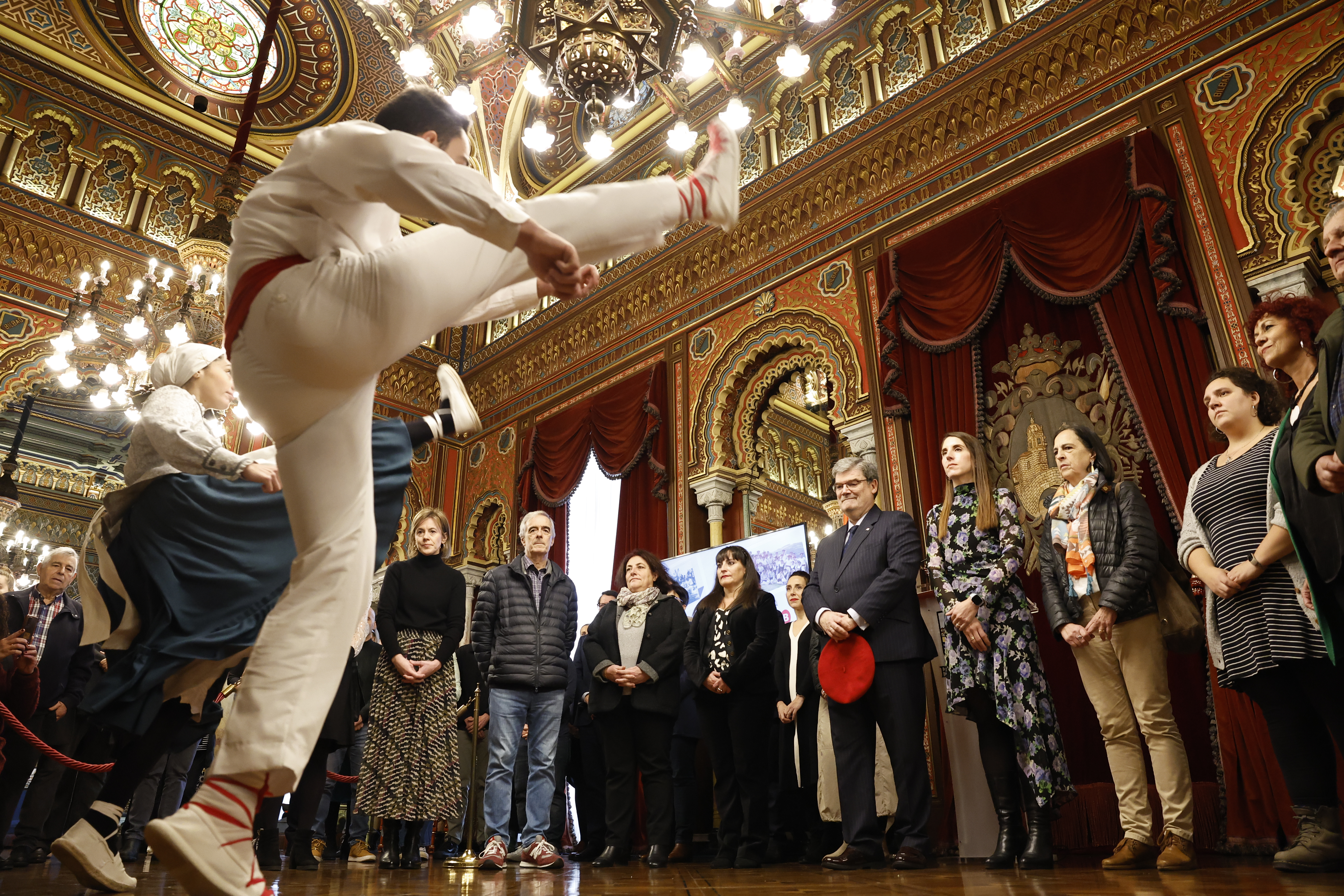 El alcalde de Bilbao, Juan Mari Aburto (c), durante el acto por el Día Internacional del Euskera, en el que se ha rendido homenaje a los grupos de danzas. EFE/ Miguel Toña