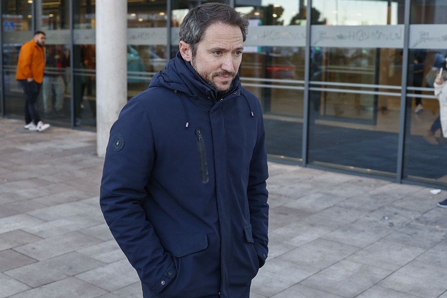 Manuel Martos, hijo del cantante español Raphael, atiende a los medios a su salida del hospital 12 de Octubre en Madrid.