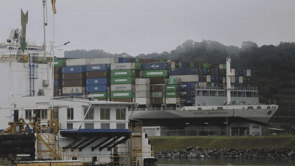 Un buque que transita por el canal de Panamá