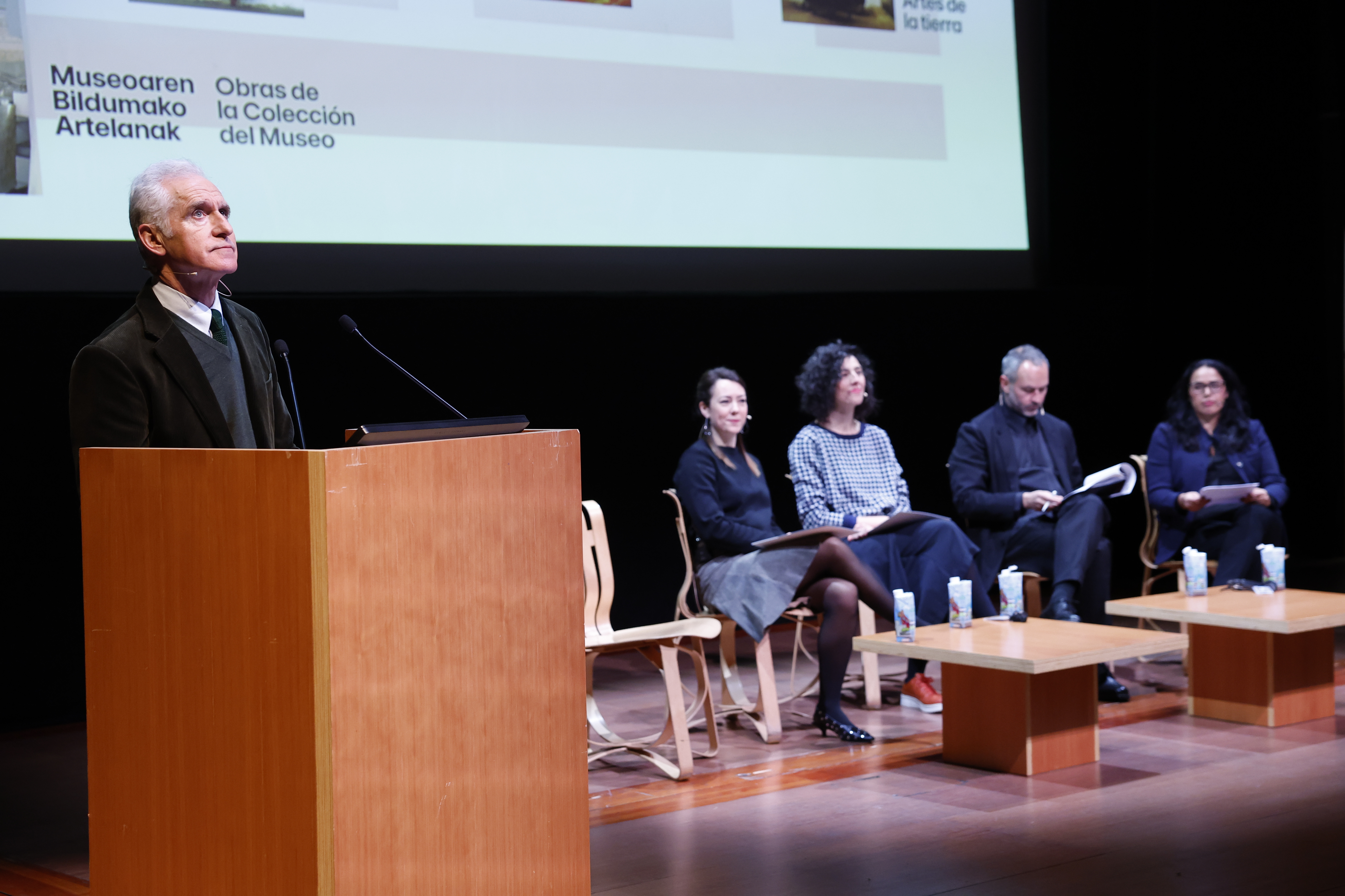 El director general del Museo Guggenheim, Juan Ignacio Vidarte (i), y el equipo curatorial del centro, durante la presentación de la programación artística de 2025. EFE/ Miguel Toña