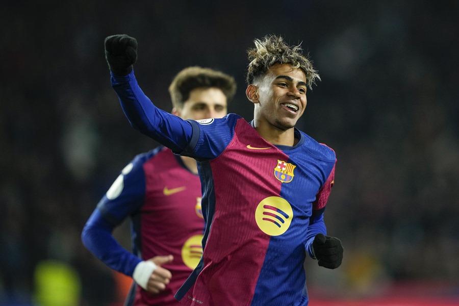 El delantero del Barcelona Lamine Yamal celebra tras marcar el quinto gol ante el Betis
