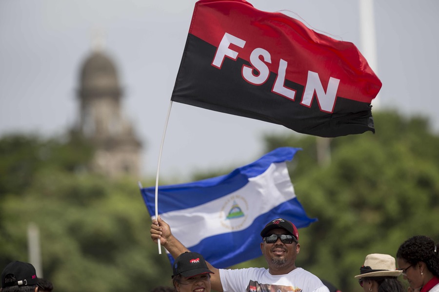 La bandera del FSLN es ahora un símbolo patrio en Nicaragua