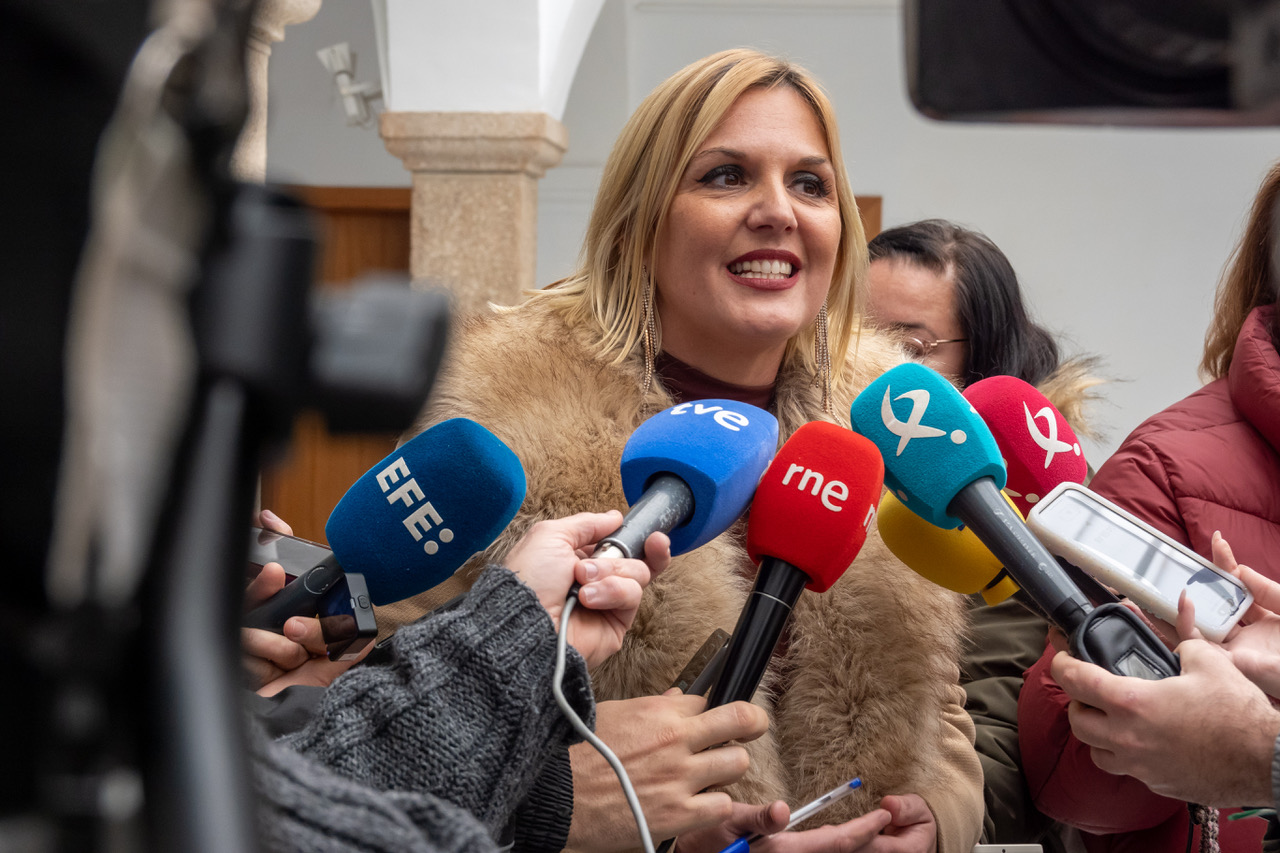 La consejera de Hacienda y Presupuesto, Elena Manzano, atiende a la prensa este miércoles. La Junta de Extremadura ha retirado el proyecto de presupuestos de 2025, cuya enmiendas parciales deberían comenzar a debatirse mañana, ante la falta de apoyos para su aprobación y después de que el PSOE, con el que, según dice, se habían acordado 58 enmiendas, no haya aceptado retirar el resto antes de su votación. EFE/ Jero Morales