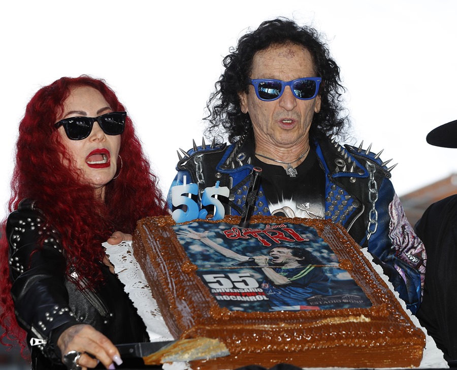 El vocalista de la agrupación musical 'El Tri' Alex Lora (d) y su esposa Celia Lora García posan con un pastel durante una rueda de prensa en el estadio GNP en Ciudad de México (México). EFE/ Mario Guzmán