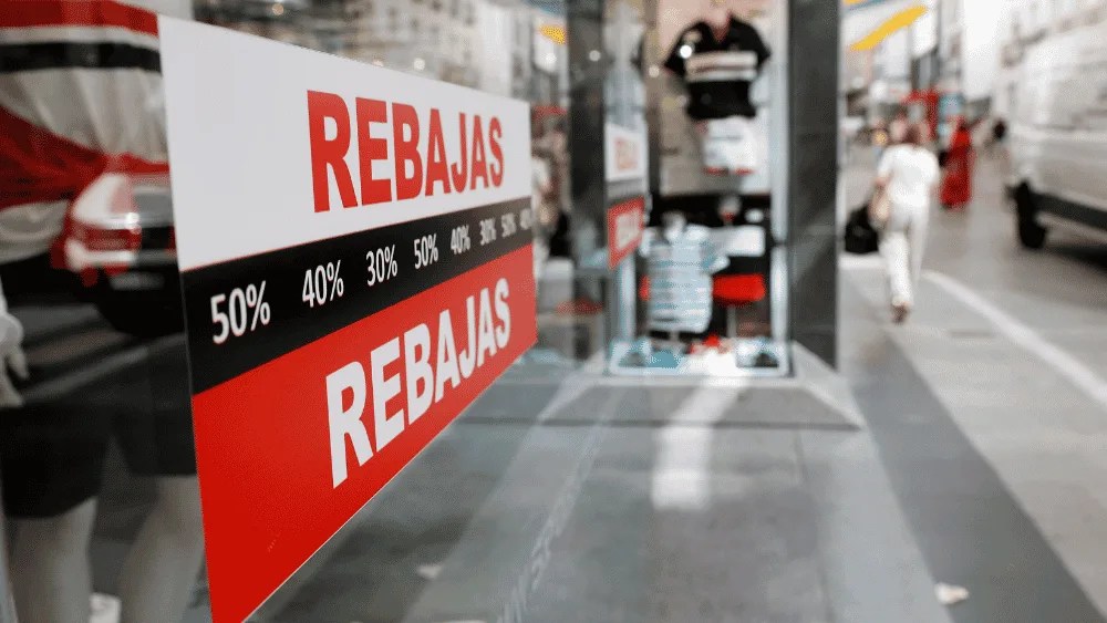Un escaparate de una tienda al comienzo de las rebajas