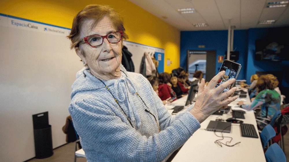 Carmen, la voluntaria de 82 años que enseña a usar el teléfono móvil a mayores en Logroño