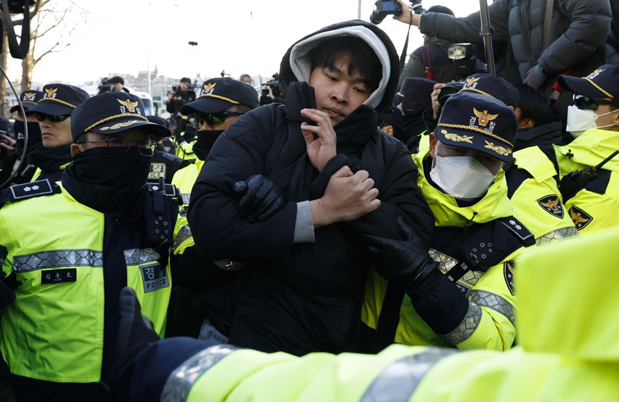 La policía detiene a un partidario del presidente surcoreano, Yoon Suk Yeol,