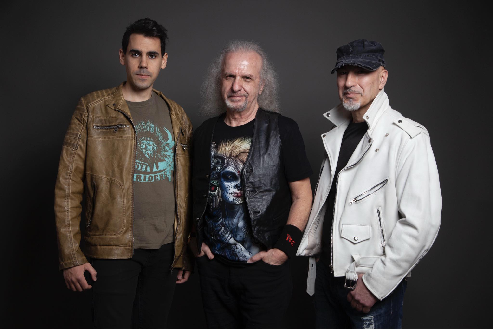 on casi 70 años, el compositor y guitarrista Armando de Castro, una de las figuras claves de la historia española del rock, se niega a bajarse de los barcos de la pubertad y de los escenarios sin dejar antes nuevos revulsivos musicales, como es 'Big Time', su último trabajo.