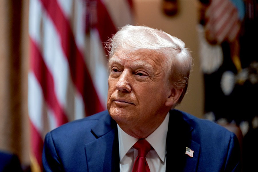 El presidente de Estados Unidos, Donald Trump (c), habla durante una reunión de su gabinete, este 26 de febrero de 2025, en la Casa Blanca. EFE/Al Drago/Pool