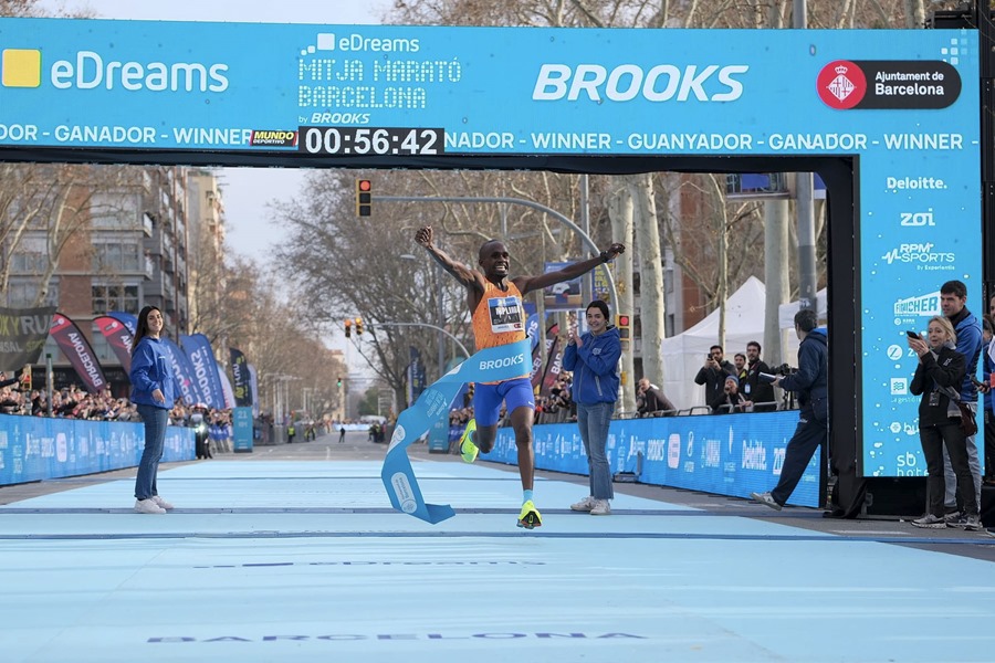 El ugandés Jacob Kiplimo batió este domingo el récord del mundo de medio maratón