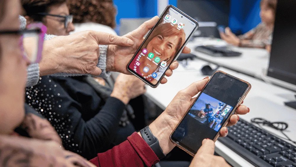 Alumnas aprenden el uso de las nuevas tecnologías.