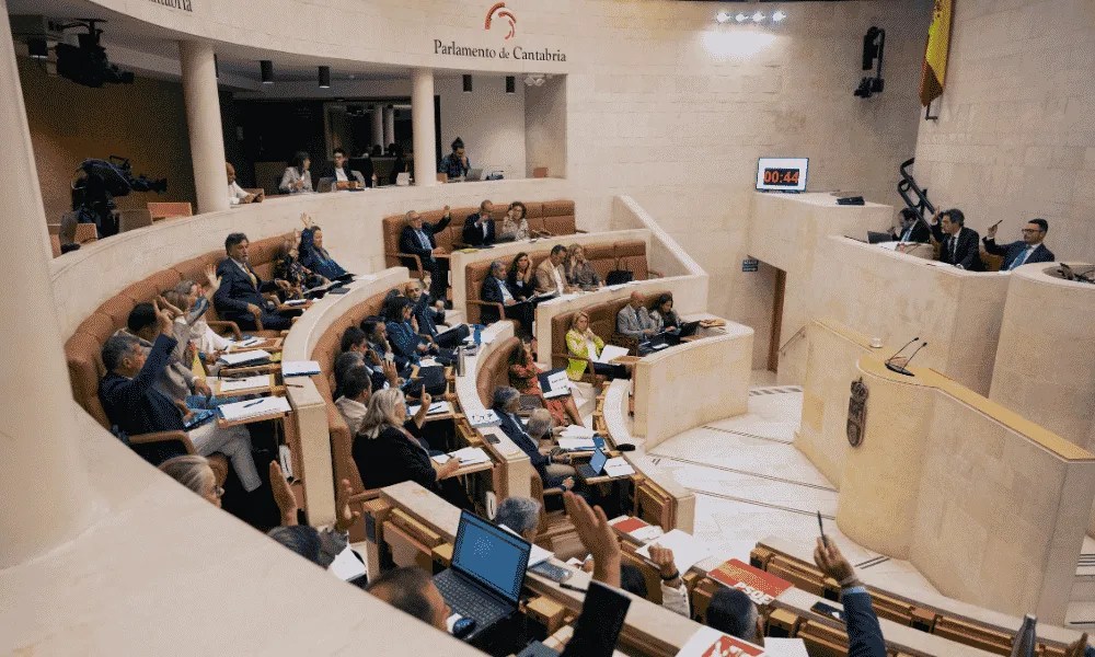 Vista general durante la celebración del pleno en el Parlamento de Cantabria