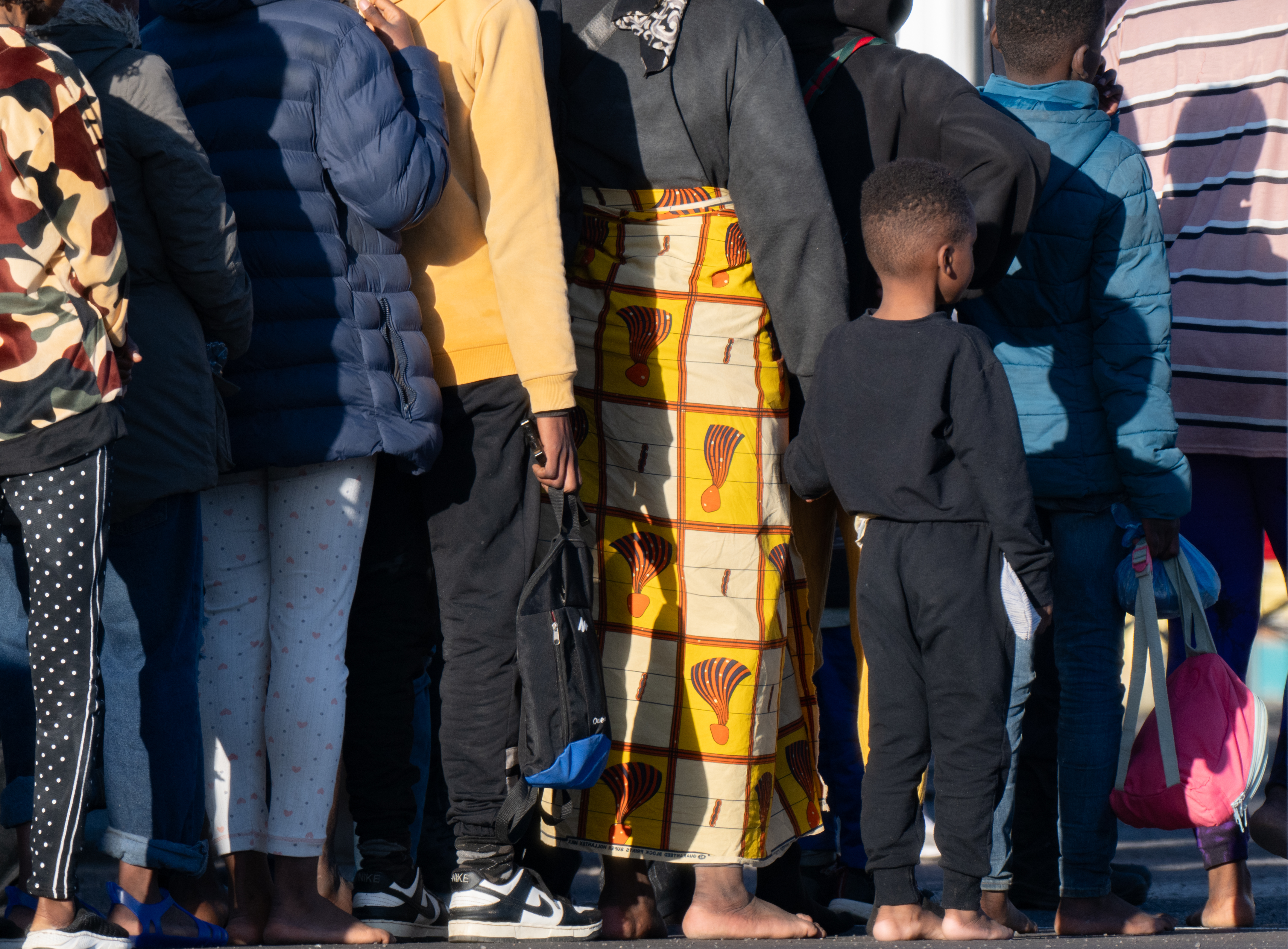 La Guardamar Polimnia, de Salvamento Marítimo, ha trasladado este lunes a Puerto del Rosario (Fuerteventura) a 63 inmigrantes rescatados de una lancha neumática al nordeste de Lanzarote, entre ellos dos niños. EFE/Carlos de Saá