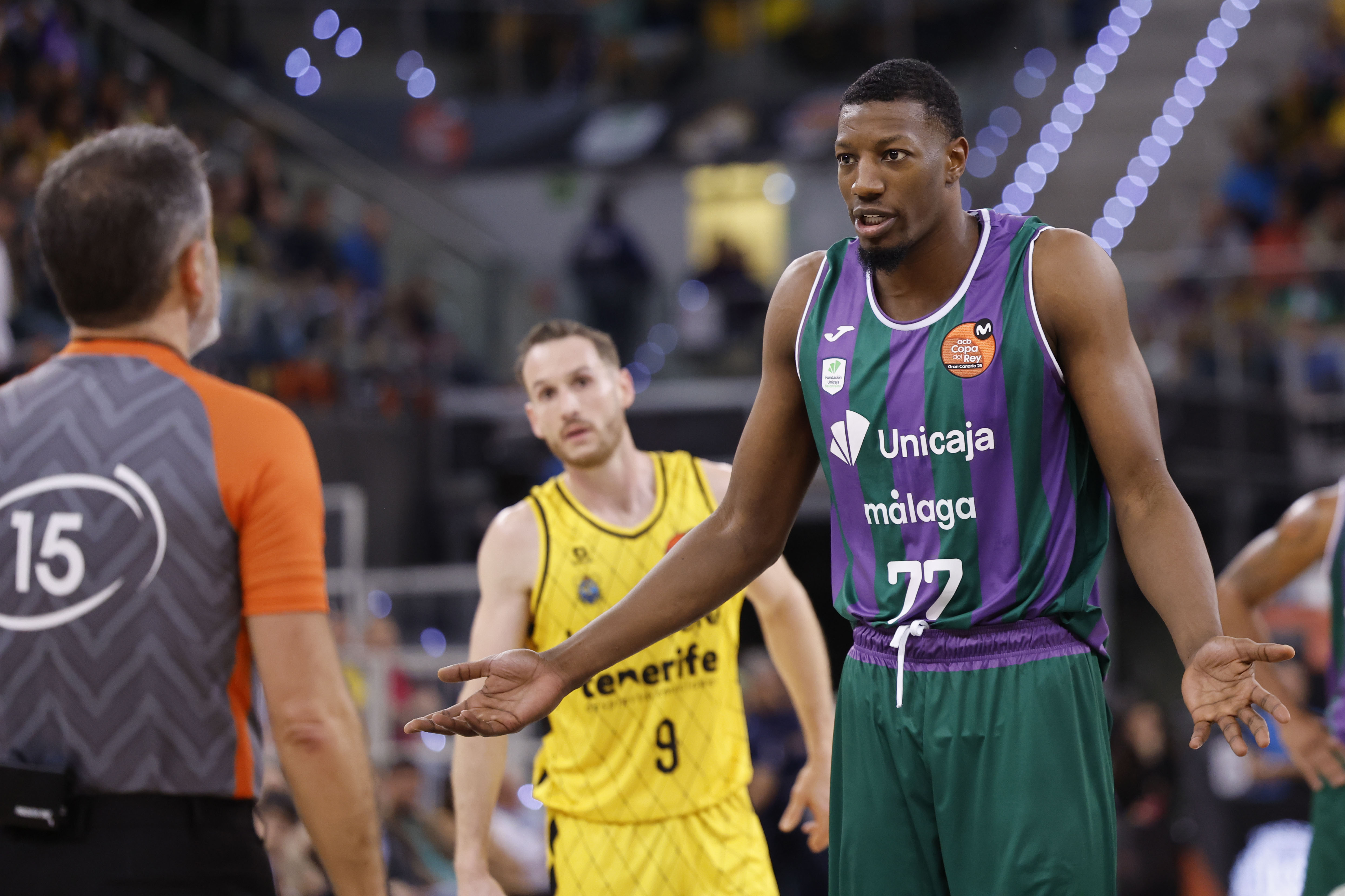El jugador del Unicaja Yakuba Sima durante la primera semifinal de la Copa del Rey. EFE/ Elvira Urquijo A.