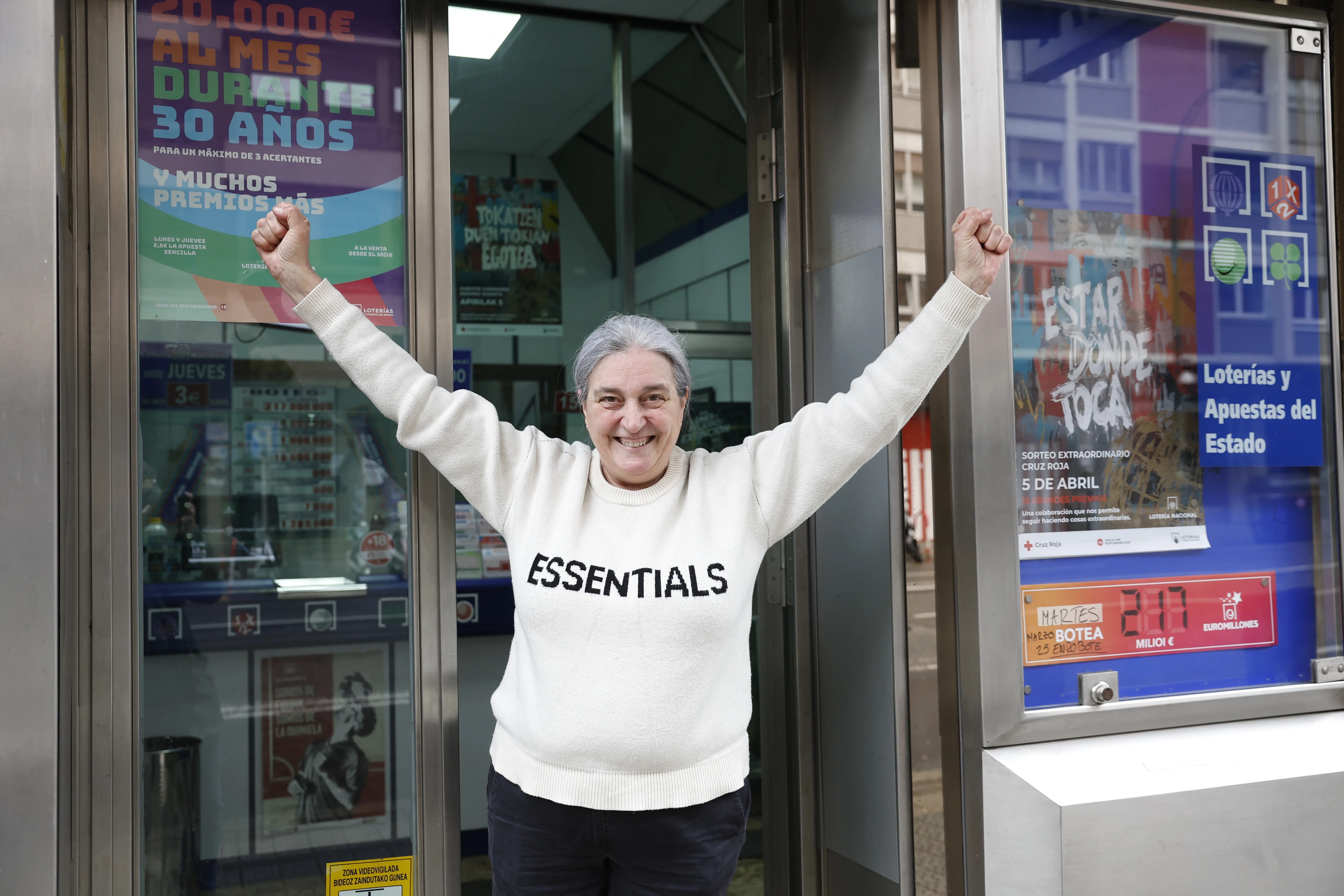 La lotera Marta Puerta posa ante su administración de lotería de Bilbao tras vender el primer premio de la Lotería Nacional por del Día del Padre. EFE/ Miguel Toña