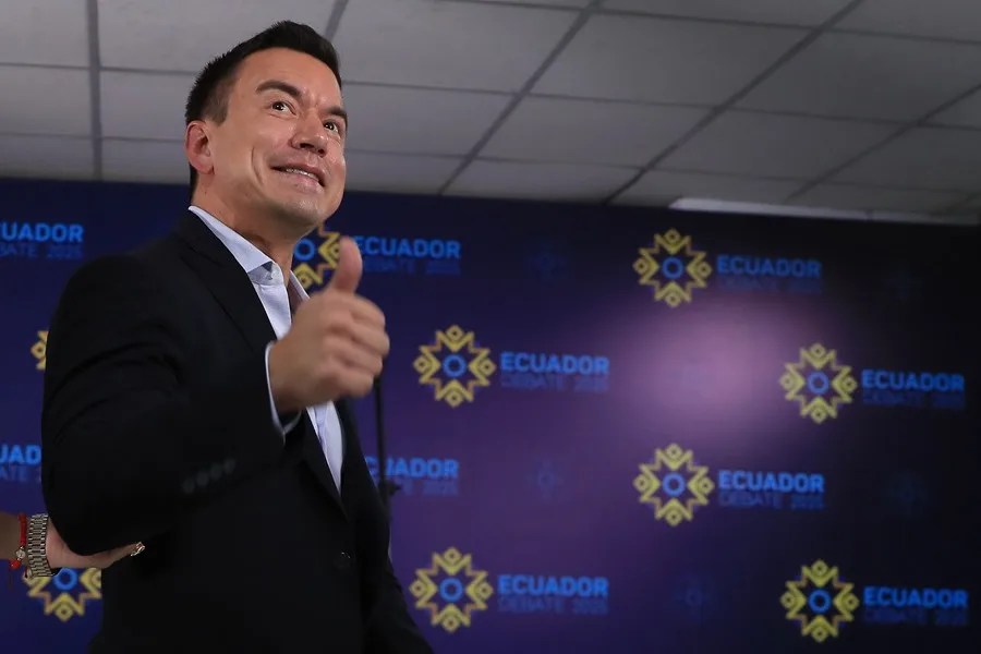 El presidente de Ecuador y aspirante a la reelección, Daniel Noboa, reacciona a su llegada al único debate entre candidatos antes de la segunda vuelta. EFE/José Jácome