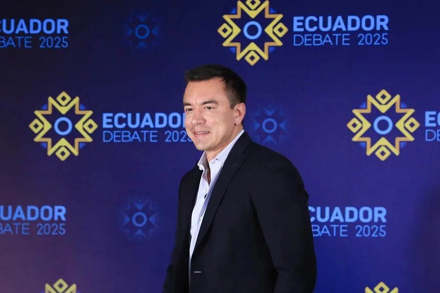 El presidente de Ecuador y aspirante a la reelección, Daniel Noboa, reacciona al finalizar el único debate entre candidatos antes de la segunda vuelta. EFE/José Jácome