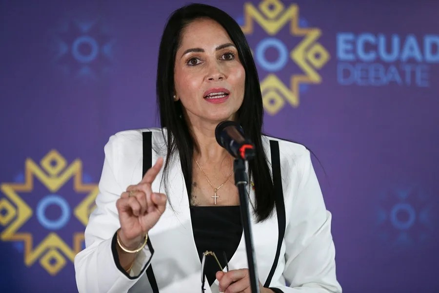 La candidata opositora del correísmo, Luisa González, habla al finalizar el único debate entre candidatos antes de la segunda vuelta de las presidenciales en el país andino, este domingo en Quito (Ecuador). EFE/ José Jácome