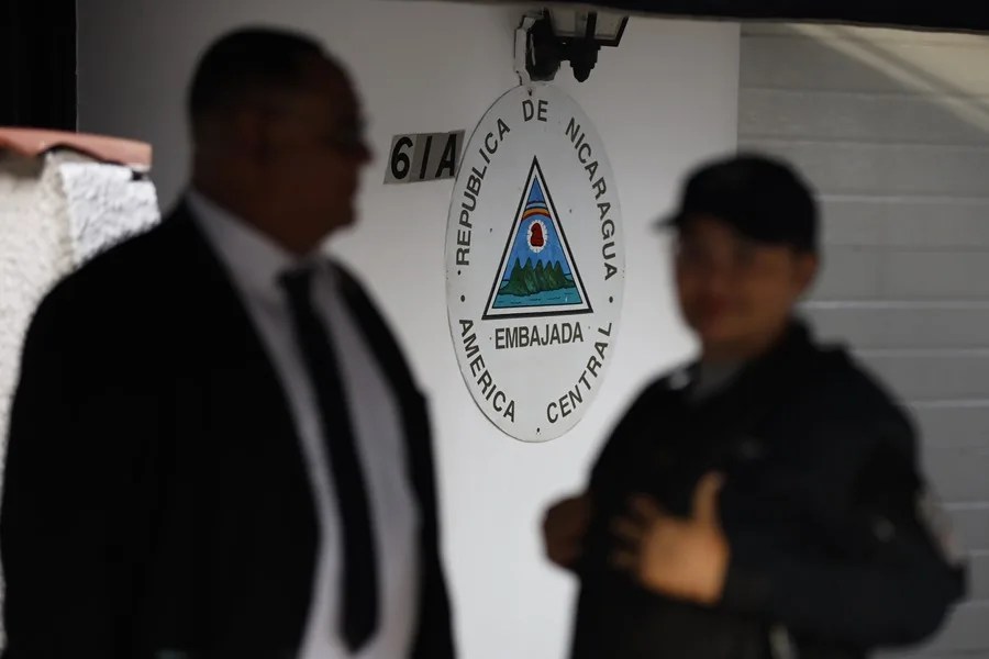 Un integrante de la Policía Nacional de Panamá custodia la Embajada de Nicaragua, donde se encuentra asilado el expresidente de Panamá Ricardo Martinelli, este viernes, en Ciudad de Panamá (Panamá). EFE/ Bienvenido Velasco